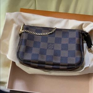 LV mini pochette